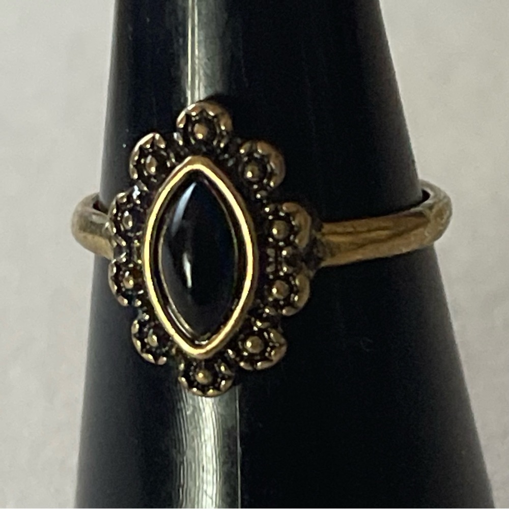 Vintage Woman’s Antique Gold Black Onyx Oval Natural Stone Floral Victorian Ring - Picture 11 of 13